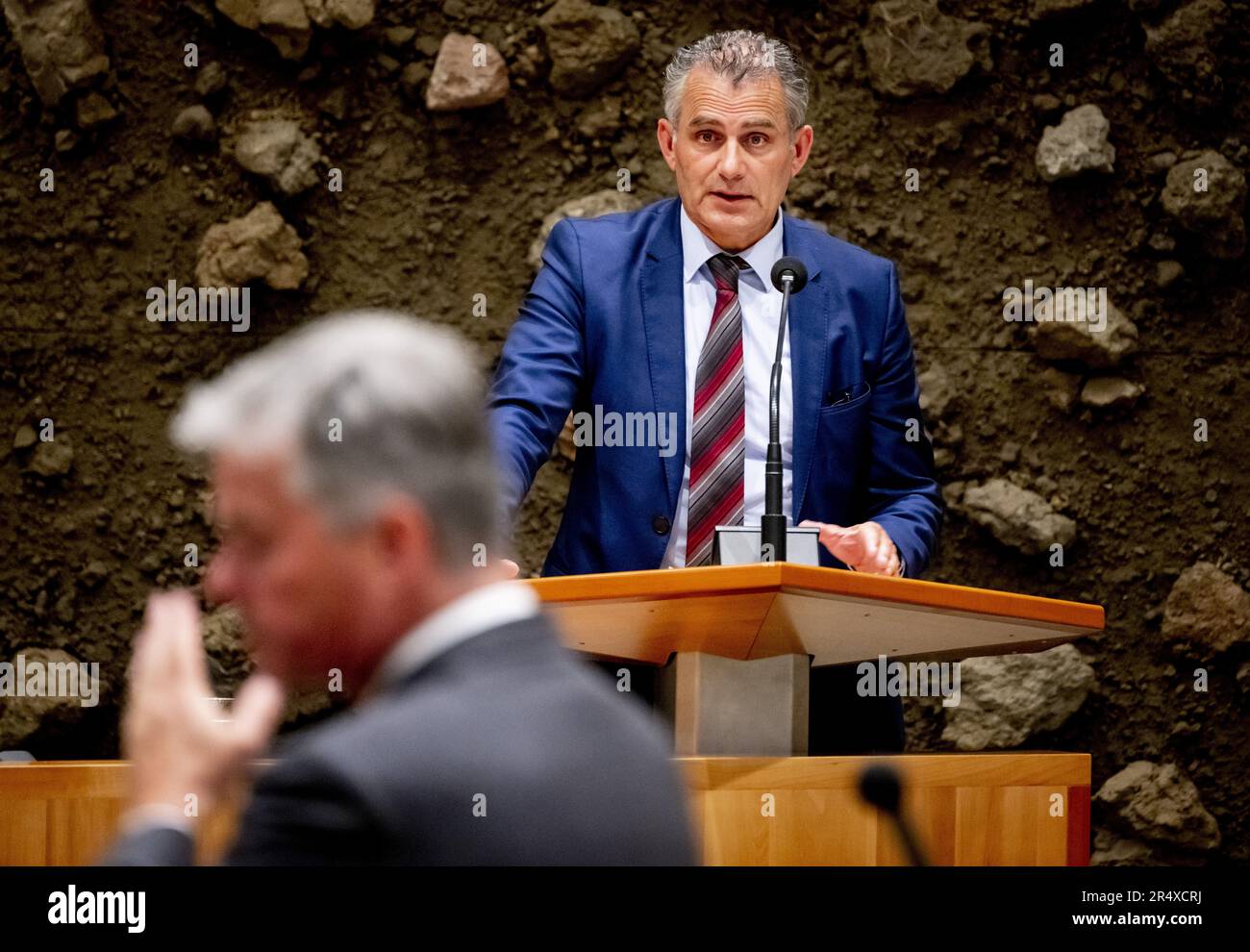 L'AIA - il deputato al Parlamento Tom van der Lee Green è partito durante un dibattito con il Ministro Karien van Gennip (Affari sociali e occupazione) sul pacchetto di misure per la riforma del mercato del lavoro. Secondo i piani del governo, il mercato del lavoro deve essere radicalmente riformato per offrire ai lavoratori una maggiore stabilità. ANP ROBIN UTRECHT olanda fuori - belgio fuori Foto Stock