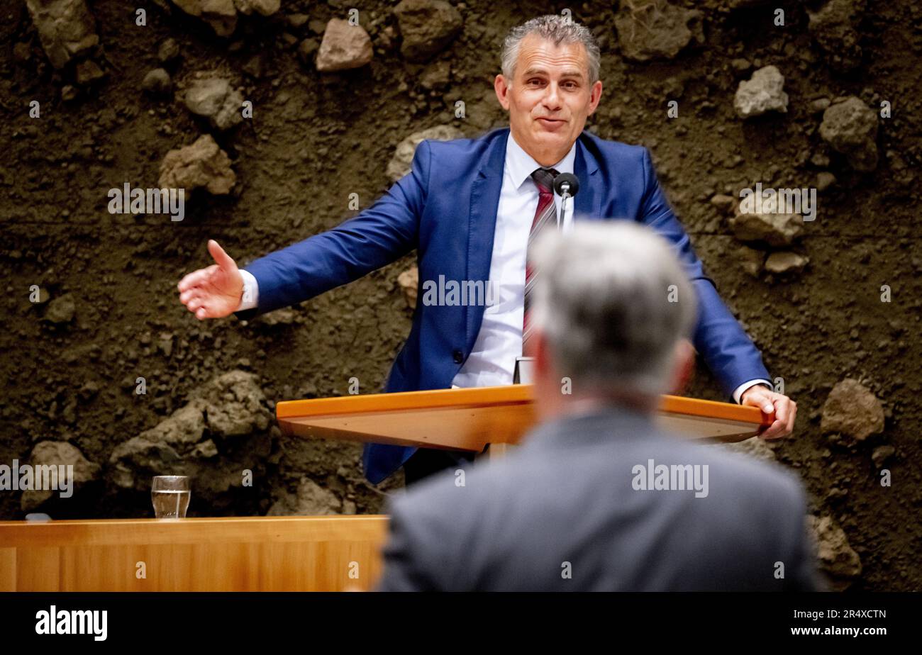 L'AIA - il deputato al Parlamento Tom van der Lee Green è partito durante un dibattito con il Ministro Karien van Gennip (Affari sociali e occupazione) sul pacchetto di misure per la riforma del mercato del lavoro. Secondo i piani del governo, il mercato del lavoro deve essere radicalmente riformato per offrire ai lavoratori una maggiore stabilità. ANP ROBIN UTRECHT olanda fuori - belgio fuori Foto Stock