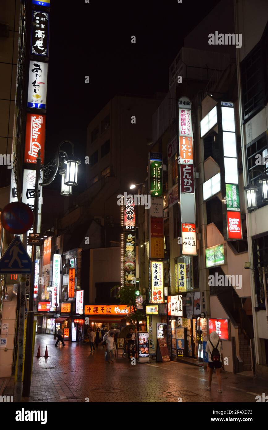strada di notte, shinjuku, tokyo, giappone Foto Stock