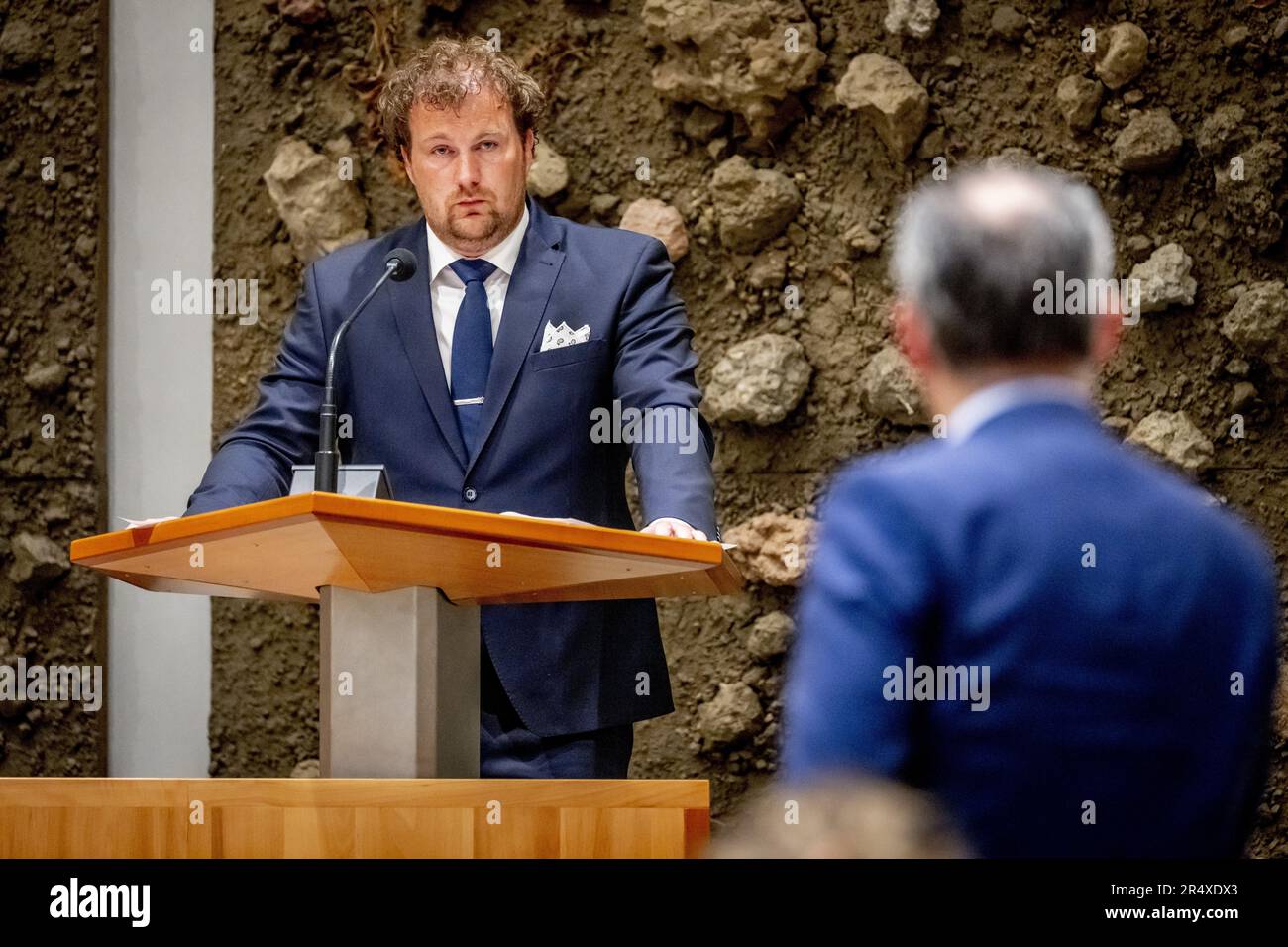 L'AIA - membro del Parlamento Romke de Jong D66 nel corso di un dibattito con il Ministro Karien van Gennip (Affari sociali e occupazione) sul pacchetto di misure per la riforma del mercato del lavoro. Secondo i piani del governo, il mercato del lavoro deve essere radicalmente riformato per offrire ai lavoratori una maggiore stabilità. ANP ROBIN UTRECHT olanda fuori - belgio fuori Foto Stock