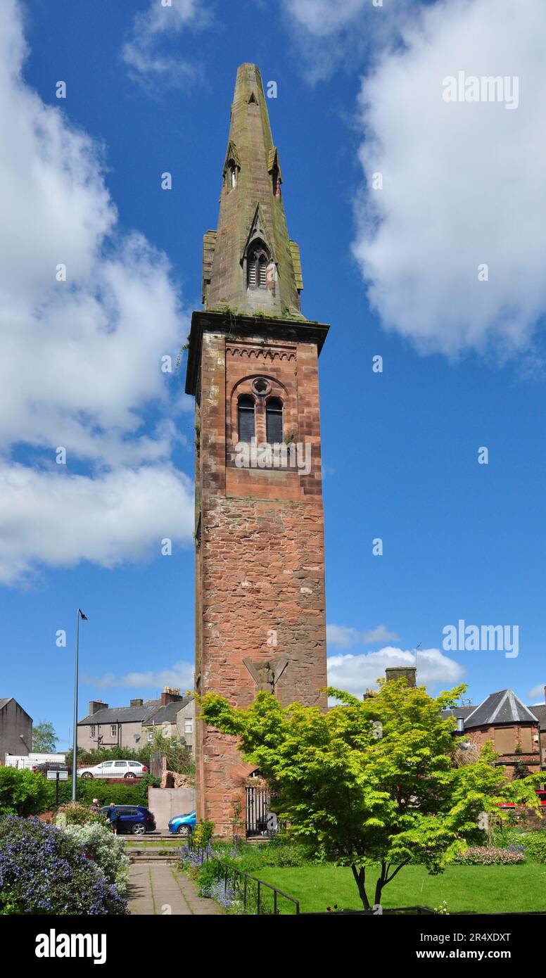 La torre della cattedrale, con la guglia, è rimasta nella chiesa cattolica di Sant'Andrea, Dumfries, Dumfries e Galloway, Scozia, Regno Unito Foto Stock