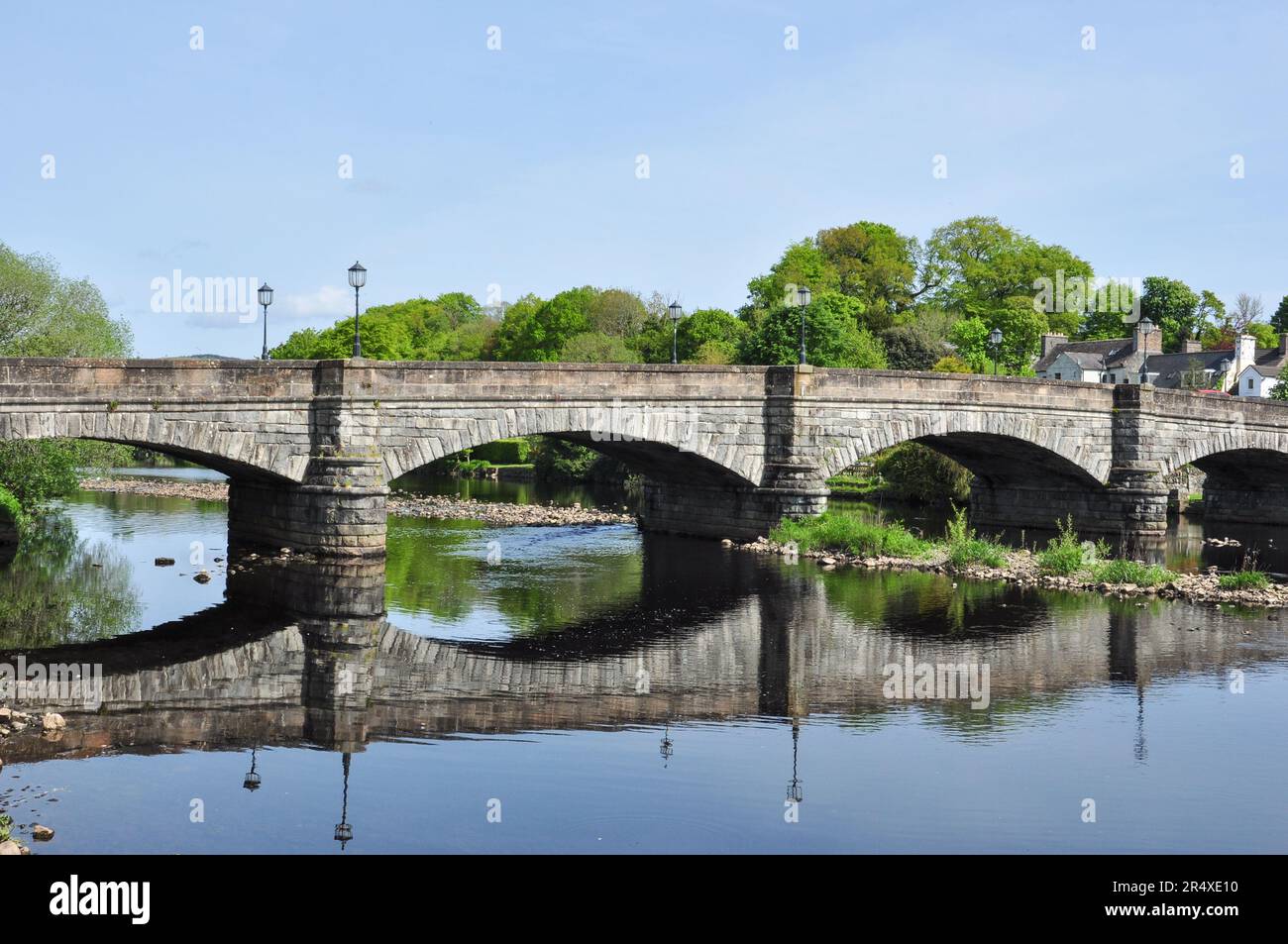 Ponte in pietra di granito a cinque piani sul fiume Cree a Newton Stewart, Dumfries e Galloway, Scozia, Regno Unito Foto Stock