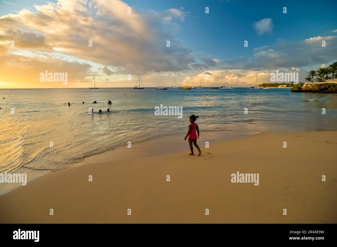 Giovane ragazza sulla spiaggia lungo Store Bay sull'isola di Tobago, Repubblica di Trinidad e Tobago Foto Stock