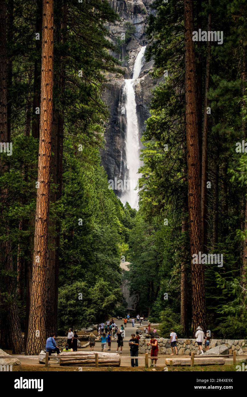 Turisti alle cascate Lower Yosemite nel parco nazionale di Yosemite, California, Stati Uniti; California, Stati Uniti d'America Foto Stock