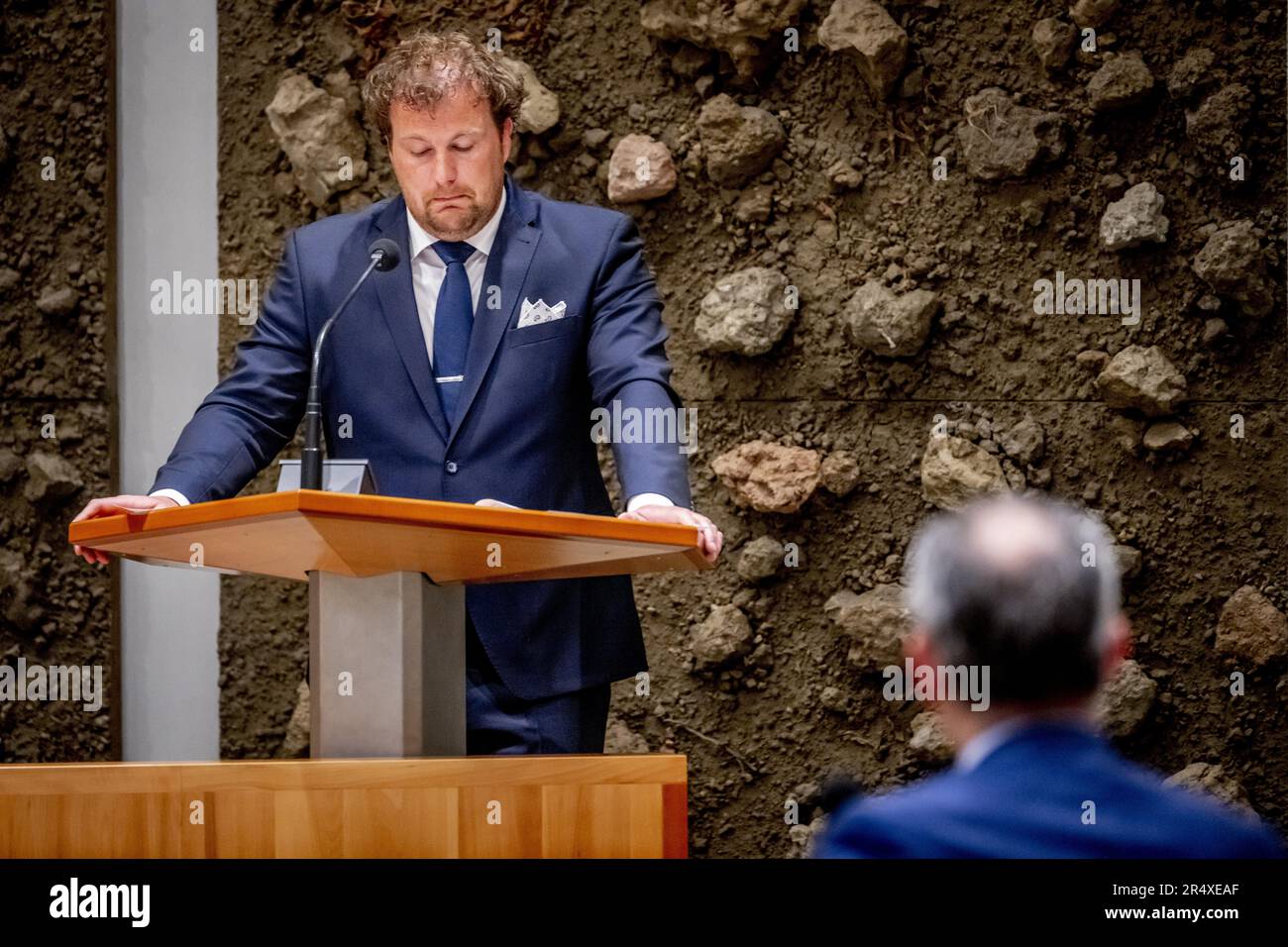 L'AIA - membro del Parlamento Romke de Jong D66 nel corso di un dibattito con il Ministro Karien van Gennip (Affari sociali e occupazione) sul pacchetto di misure per la riforma del mercato del lavoro. Secondo i piani del governo, il mercato del lavoro deve essere radicalmente riformato per offrire ai lavoratori una maggiore stabilità. ANP ROBIN UTRECHT olanda fuori - belgio fuori Foto Stock