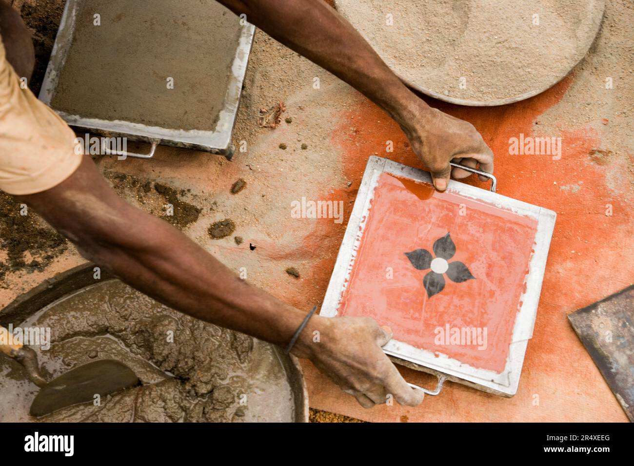 Produzione di piastrelle; Chettinad, Tamil Nadu, India Foto Stock