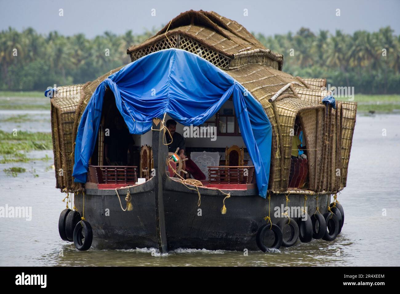 Casa galleggiante nelle backwaters del Kerala; stato del Kerala, India Foto Stock