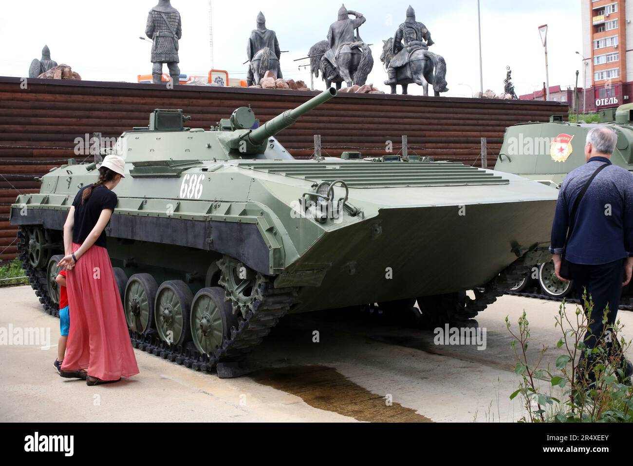 28 maggio 2023, Kamensk-Shakhtinsky, Russia: Una ragazza vista guardando un carro armato che era stato precedentemente utilizzato dalle forze armate della Russia (esercito russo) è presentata ad una mostra in Patriot Park. Patriot Park (parco patriottico) è una ricostruzione militare e culturale delle forze armate della Federazione Russa (Federal state Autonomous Institution) si trova nella regione di Rostov, nella città di Kamensk-Shakhtinsk, Dove centinaia di campioni di attrezzature militari che è stato utilizzato in precedenza e che ora è utilizzato dalle forze armate della Federazione russa. (Credit Image: © Konstantinov/SOPA Images via ZU Foto Stock