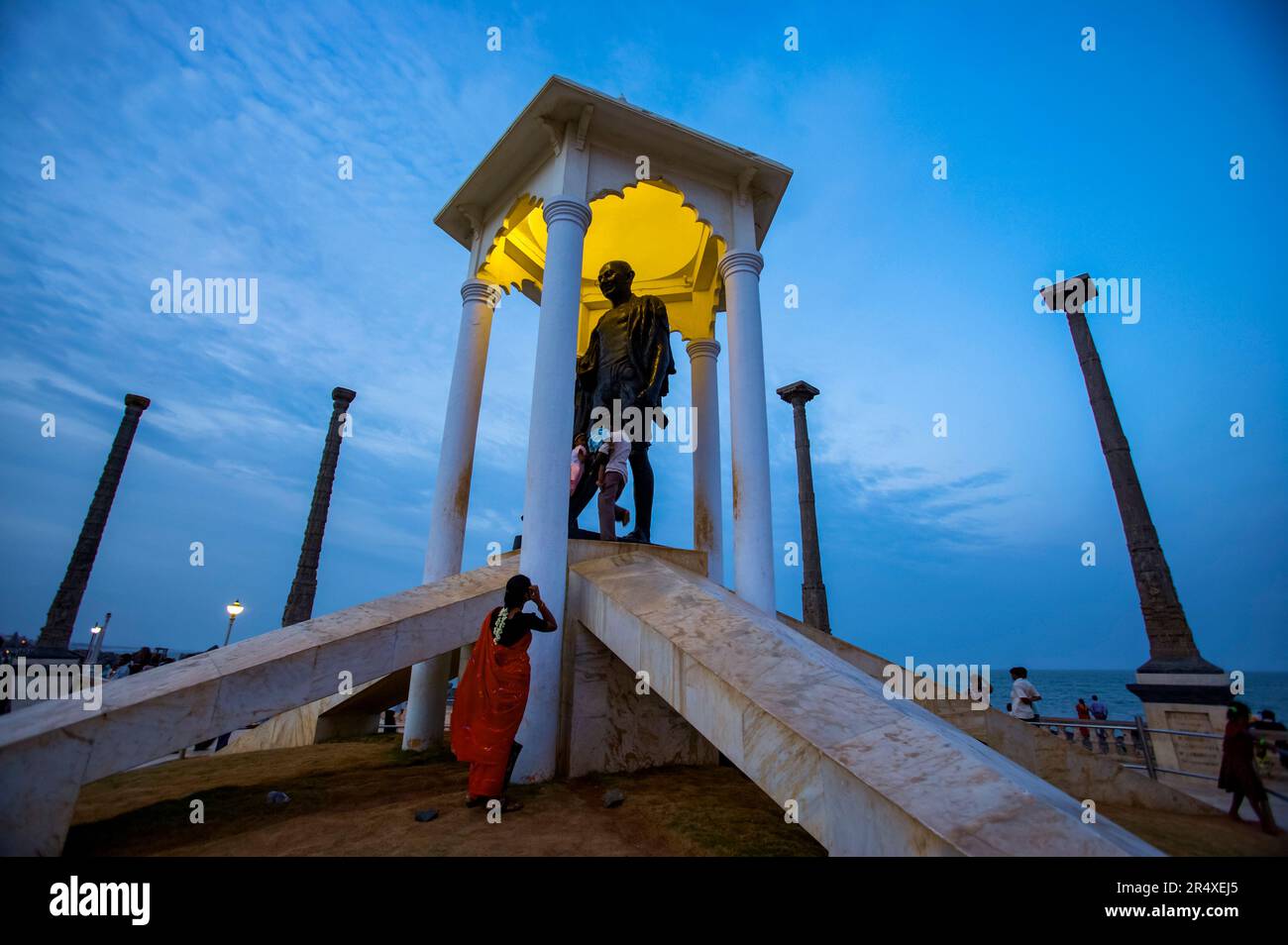 I bambini giocano al monumento Mahatma Gandhi; Puducherry, Tamil Nadu, India Foto Stock