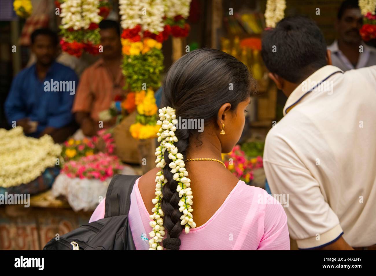 Donna con fiori di gelsomino nei capelli in un mercato di Karaikudi; Karaikudi, Chettinad, Tamil Nadu, India Foto Stock