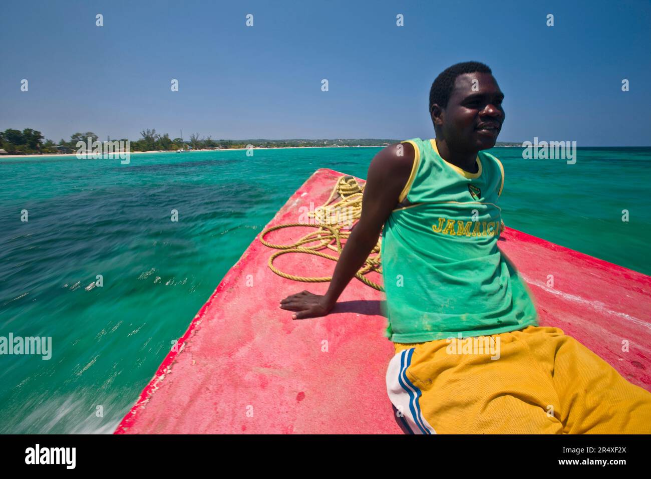 Uomo a bordo di una barca veloce nei Caraibi: Negril Beach, Giamaica, Indie occidentali Foto Stock