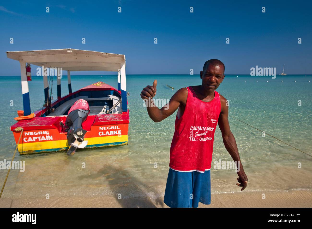 La guida turistica offre un tour in barca con fondo in vetro nei Caraibi: Negril Beach, Giamaica, Indie occidentali Foto Stock