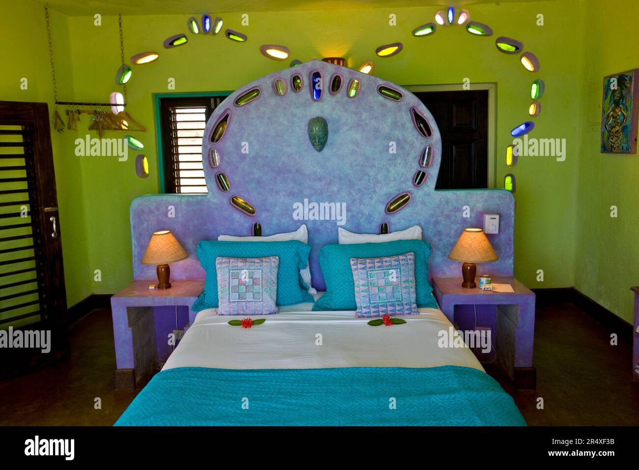 Camera in un cottage per luna di miele a tema Octopus in un resort in Giamaica; Treasure Beach, Giamaica, Indie occidentali Foto Stock