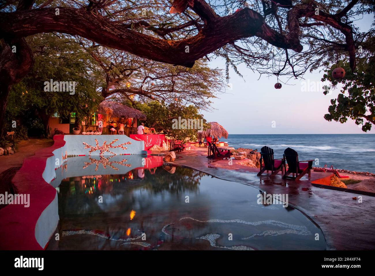 Area pranzo e bar accanto alla piscina di acqua salata in un resort giamaicano: Calabash Bay, Giamaica Foto Stock