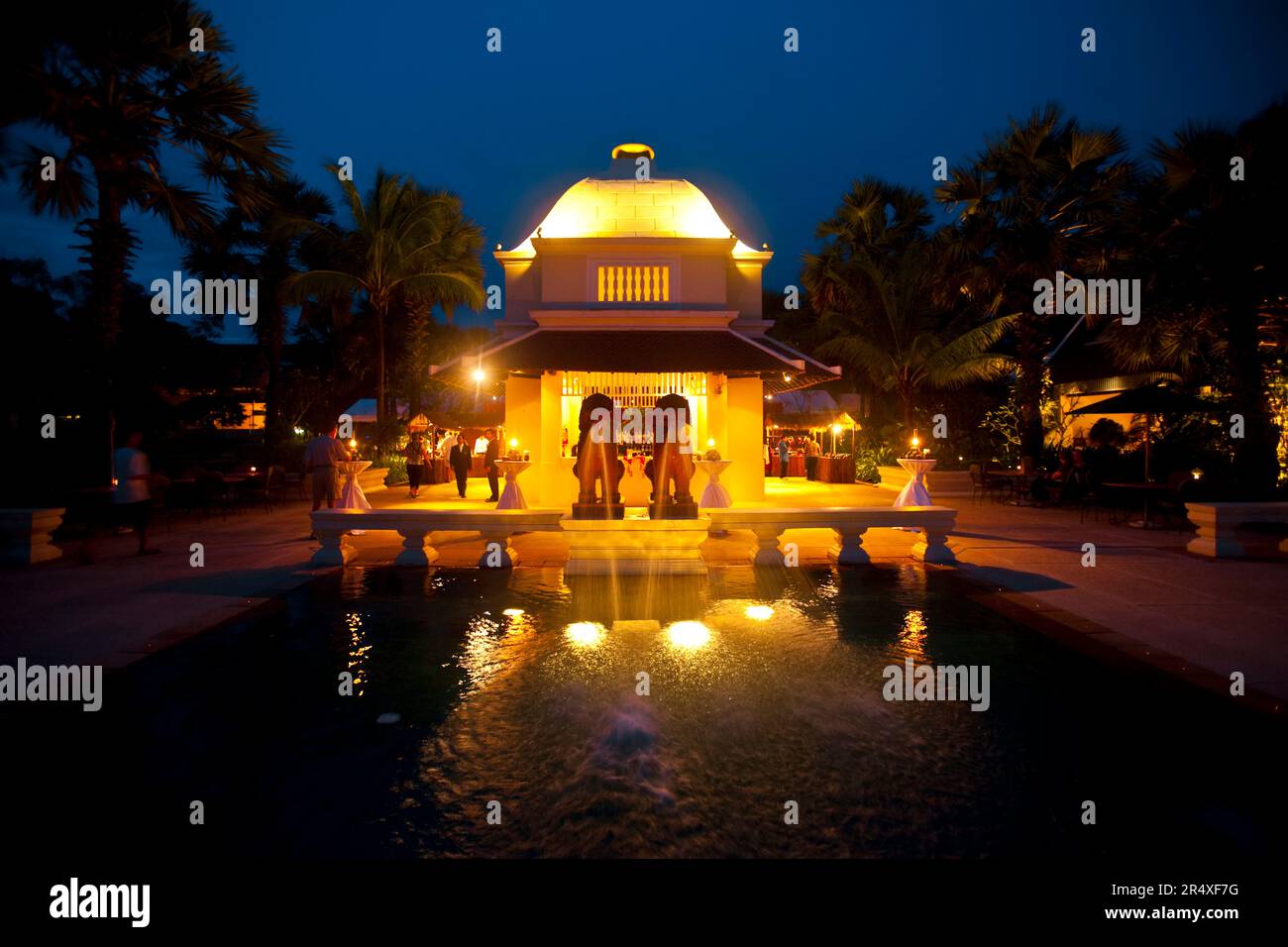Hotel e giochi d'acqua illuminati di notte a Siem Reap, Cambogia; Siem Reap, Cambogia Foto Stock