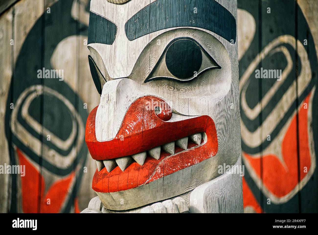 Dettaglio di opere d'arte su palo funerario presso il comune di Old Massett, Haida Gwaii; Haida Gwaii, British Columbia, Canada Foto Stock