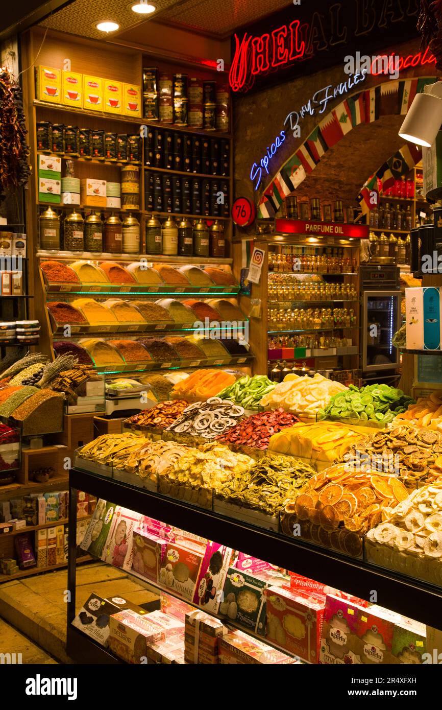 Fai shopping in un bazar delle spezie che vende una varietà di prodotti a Istanbul, Turchia Foto Stock