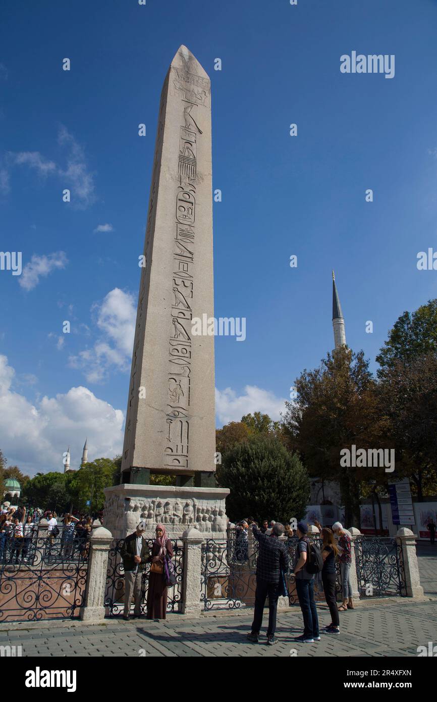 Obelisco egiziano di Teodosuis, eretto nel IV secolo d.C., Piazza Sultanahmet, Istanbul, Turchia; Istanbul, Turchia Foto Stock