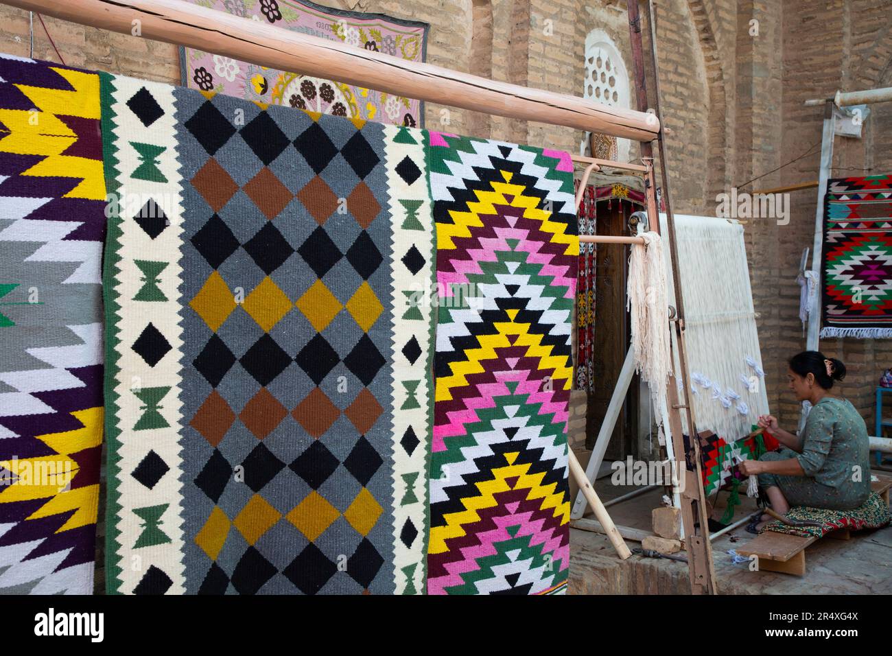 Tessitura femminile al Kilim Weaving Workshop di Itchan Kala, Khiva, Uzbekistan; Khiva, Uzbekistan Foto Stock