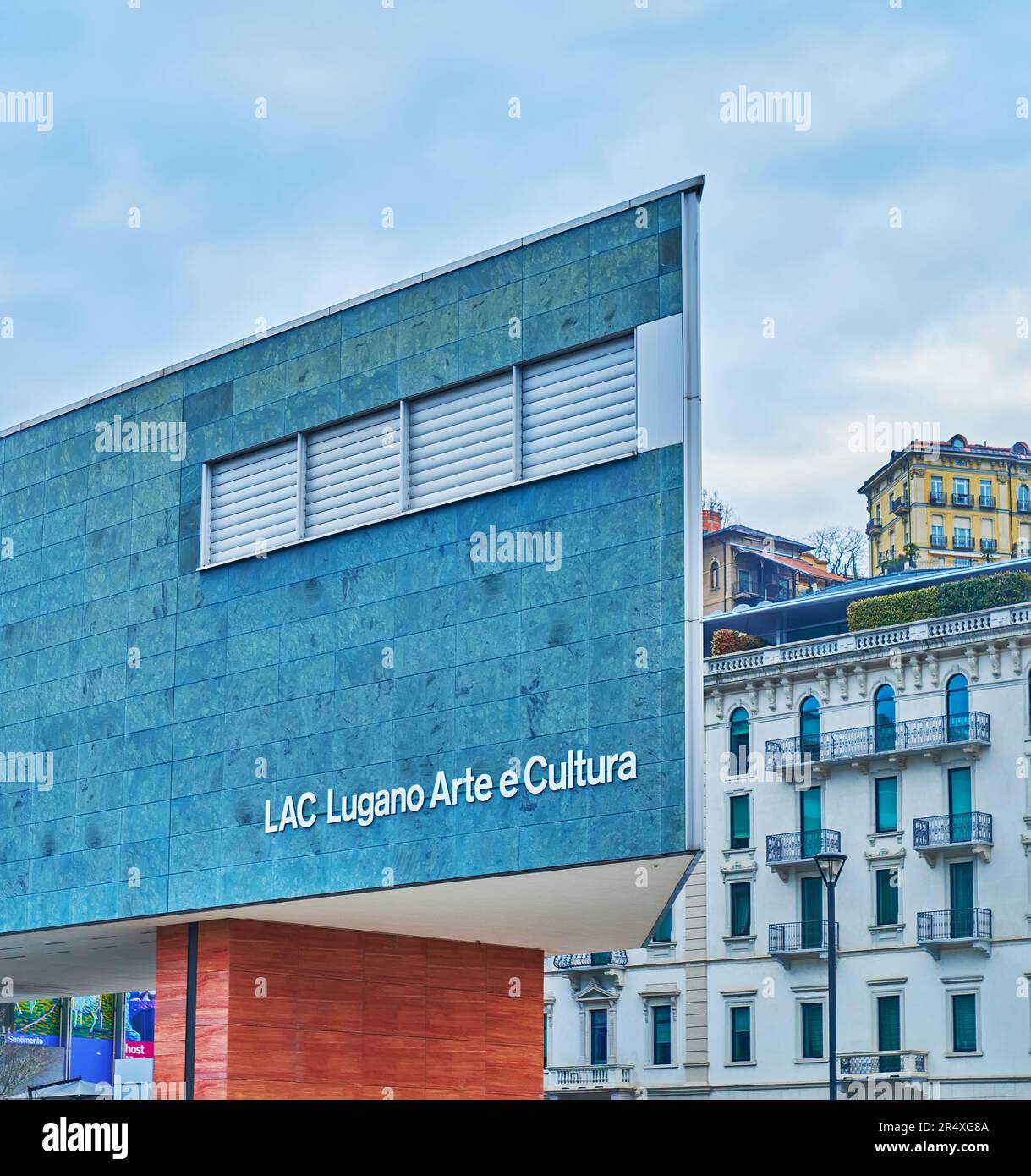 LUGANO, SVIZZERA - 14 MARZO 2022: La facciata futuristica del centro culturale Lac Lugano Arte e Cultura, Lugano, Svizzera Foto Stock
