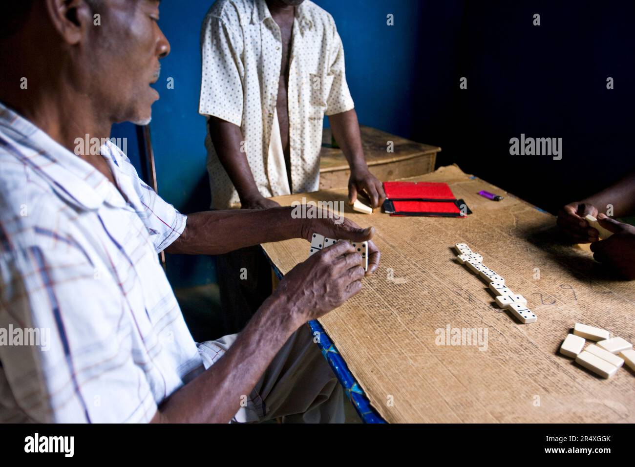 Gli uomini giocano a domino su una superficie di cartone: Flagstaff, Giamaica, Indie occidentali Foto Stock