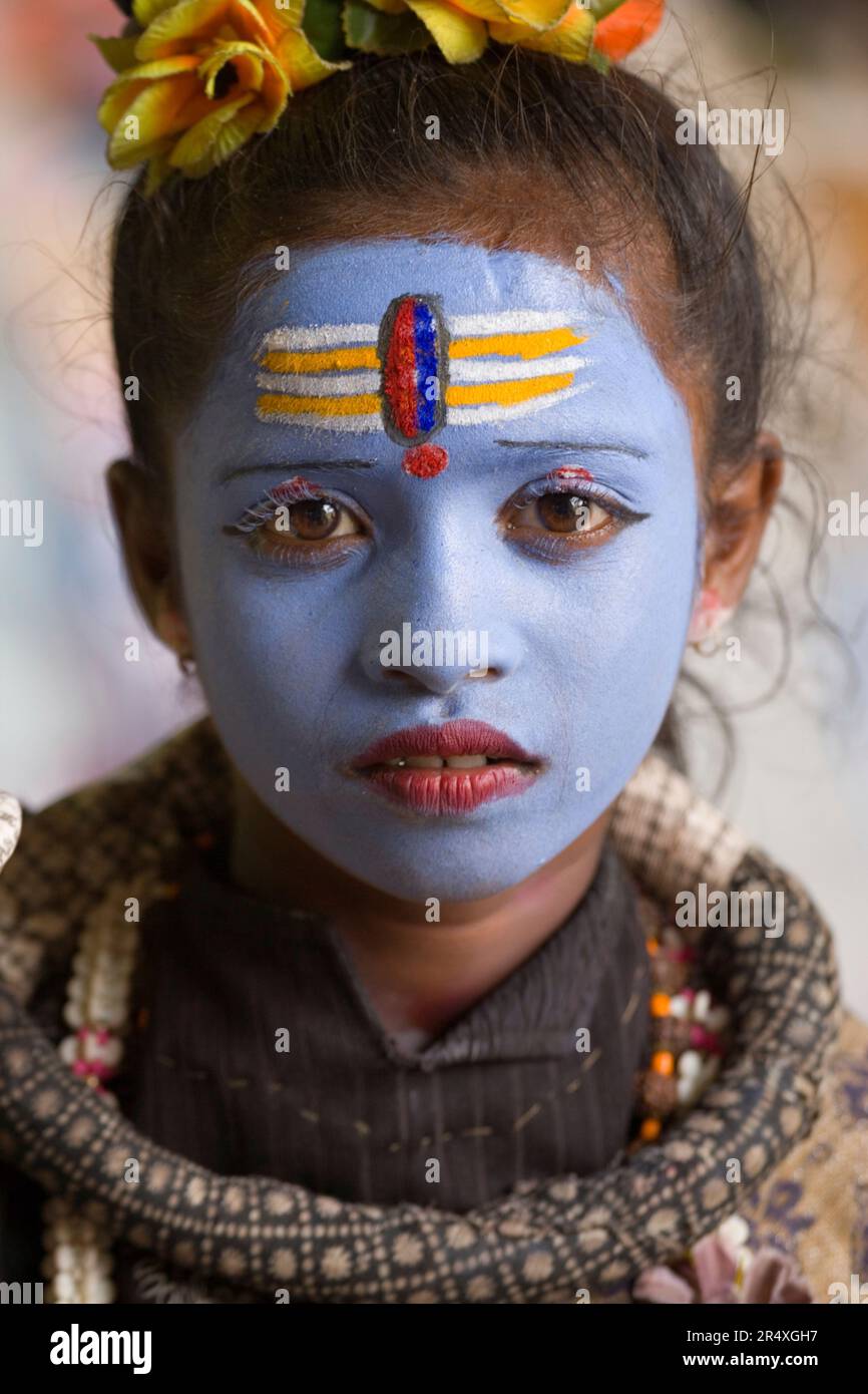 Ragazza con il volto dipinto in India; Madurai, Tamil Nadu, India Foto Stock