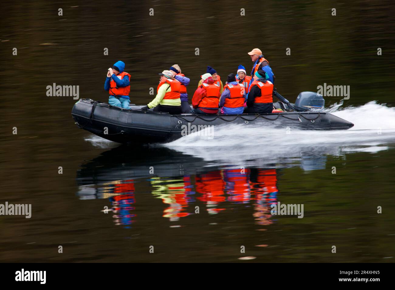 Gli ecoturisti viaggiano attraverso l'acqua in una zattera gonfiabile a Rudyard Bay, Misty Fiords National Monument, Alaska, USA; Alaska, Stati Uniti d'America Foto Stock