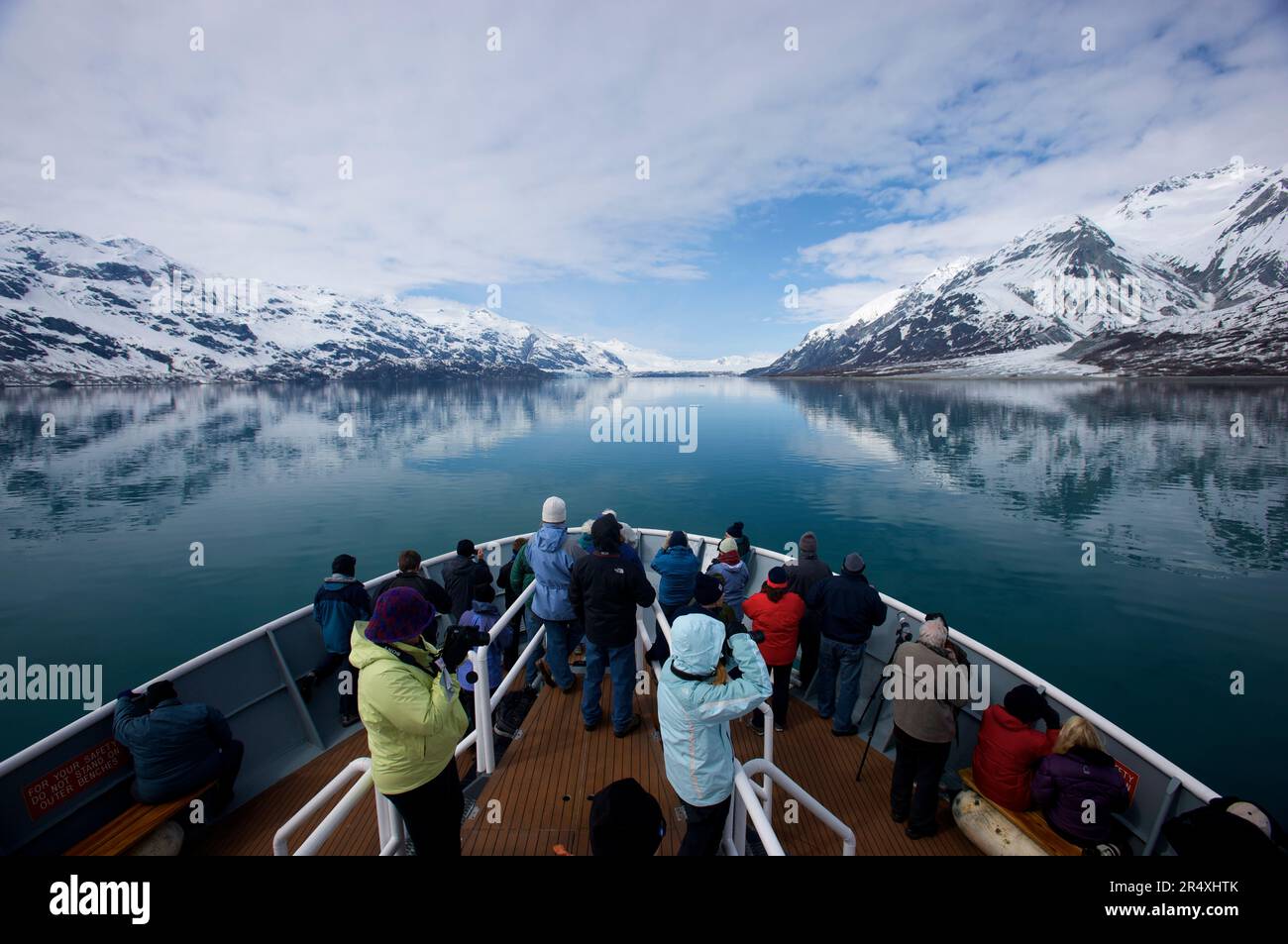 Ecoturisti a prua di una barca a Glacier Bay, Glacier Bay National Park and Preserve, Alaska, USA; Alaska, Stati Uniti d'America Foto Stock