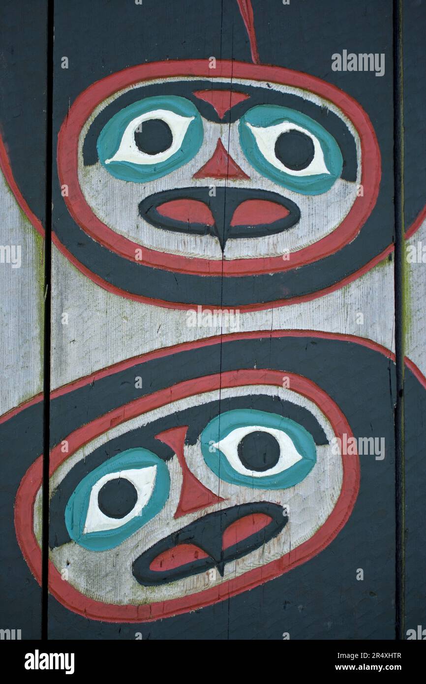 Clan House e totem a Chief Shakes Island, Wrangell, Alaska, USA; Wrangell, Alaska, Stati Uniti d'America Foto Stock
