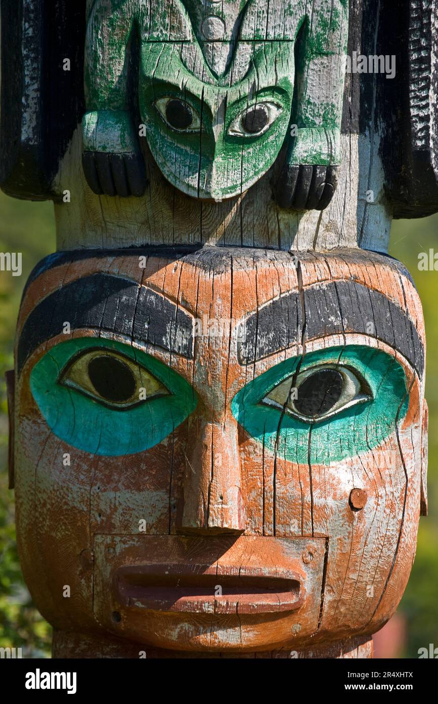Vista ravvicinata di un totem a Chief Shakes Island, Wrangell, Alaska, Stati Uniti; Wrangell, Alaska, Stati Uniti d'America Foto Stock