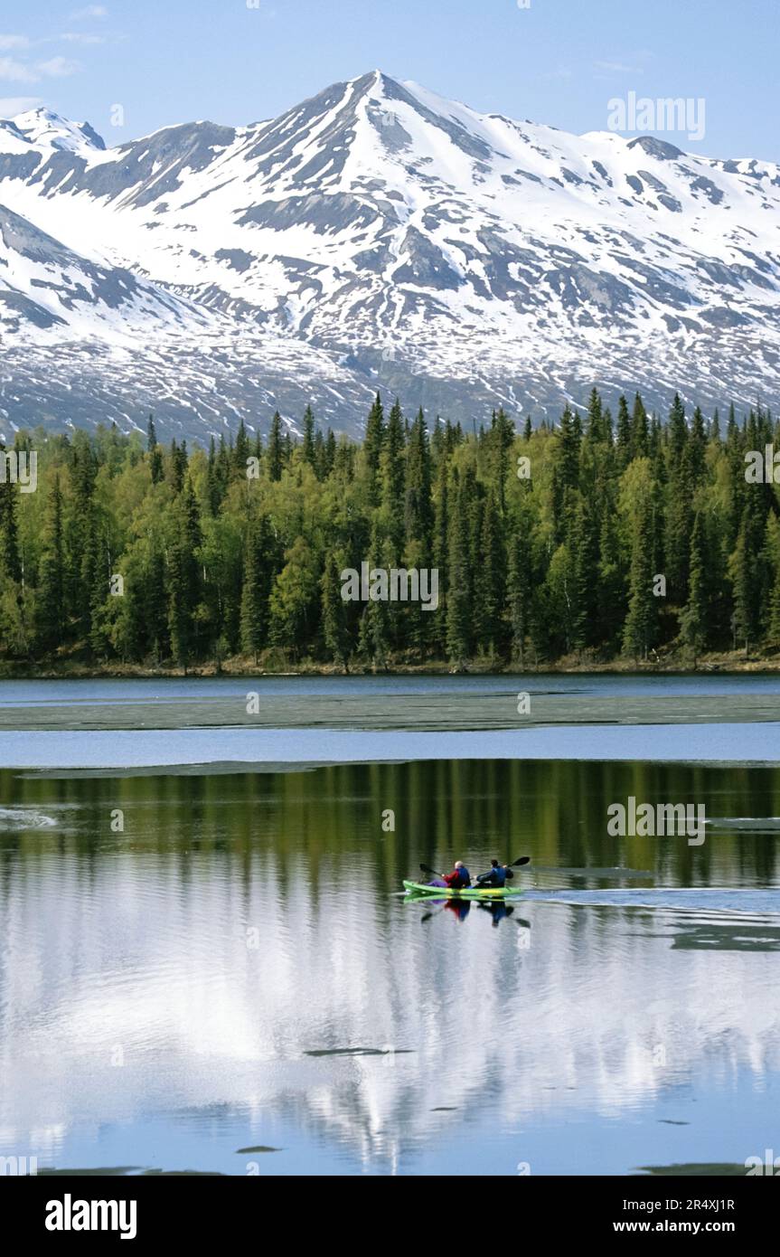 Due kayak che si remano sul lago Byers con Alaska Range sullo sfondo. Foto Stock