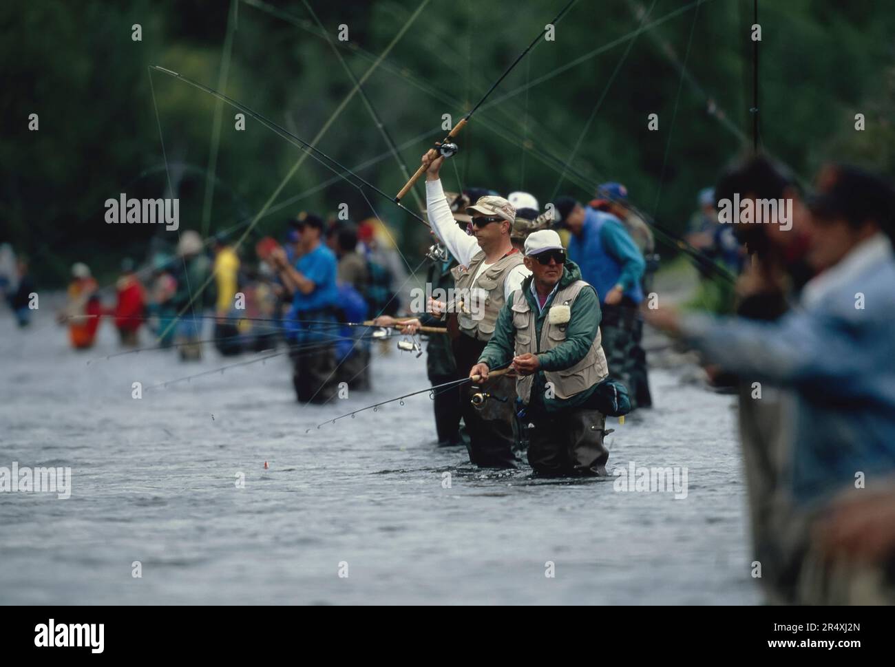 Numerosi pescatori che gettano le loro linee in un fiume in Alaska, Stati Uniti; Alaska, Stati Uniti d'America Foto Stock