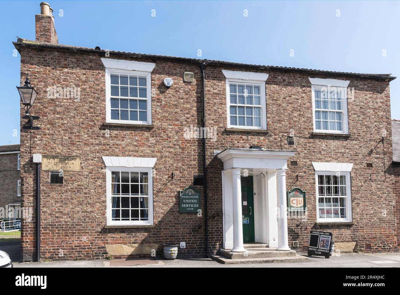 Gli edifici Waterloo elencati, ora United Services Club, a Pocklington, East Riding of Yorkshire, Inghilterra, Regno Unito Foto Stock