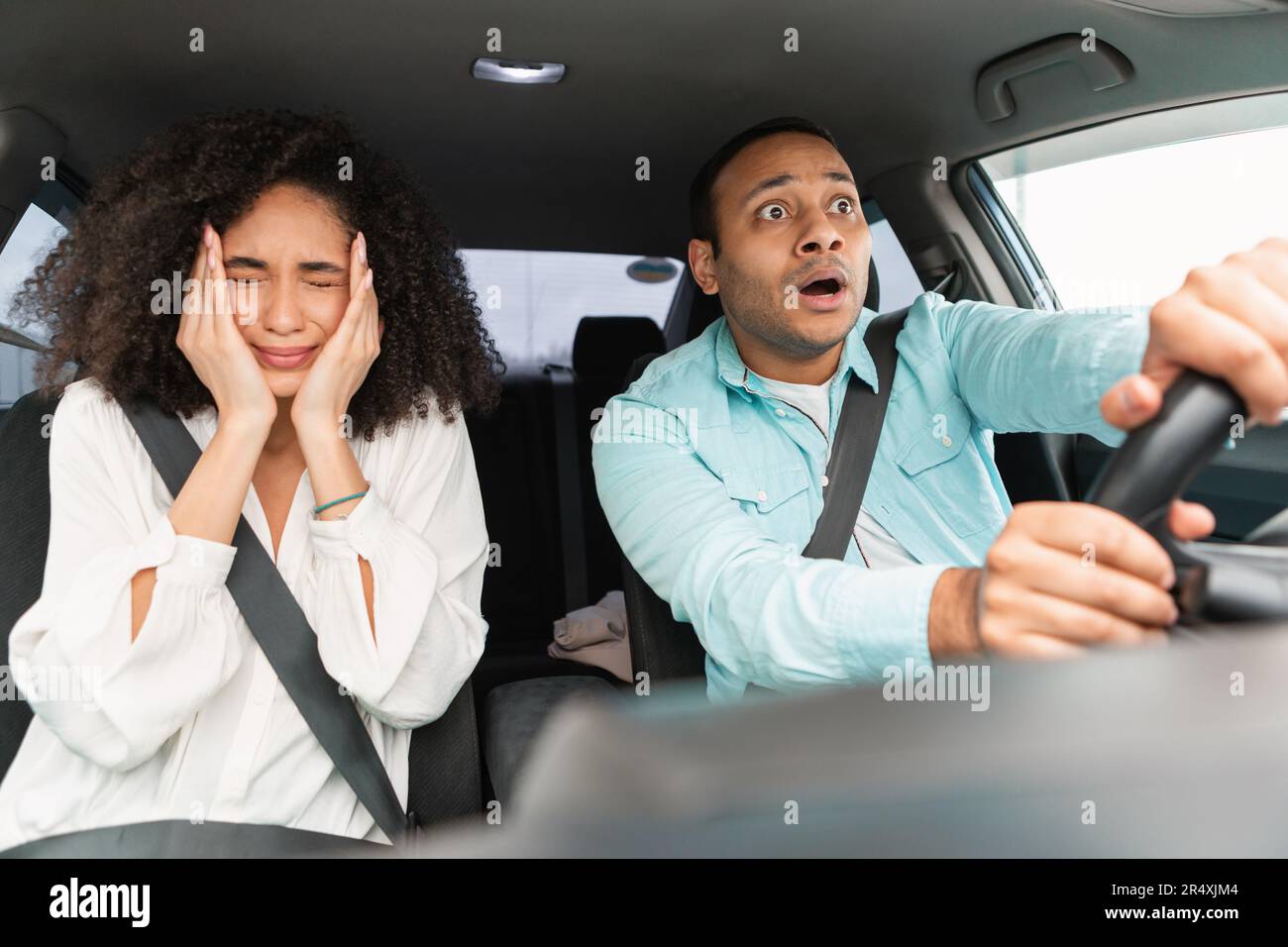 Sottolineato Medio Oriente coppia che hanno il rischio di incidenti alla guida di auto Foto Stock