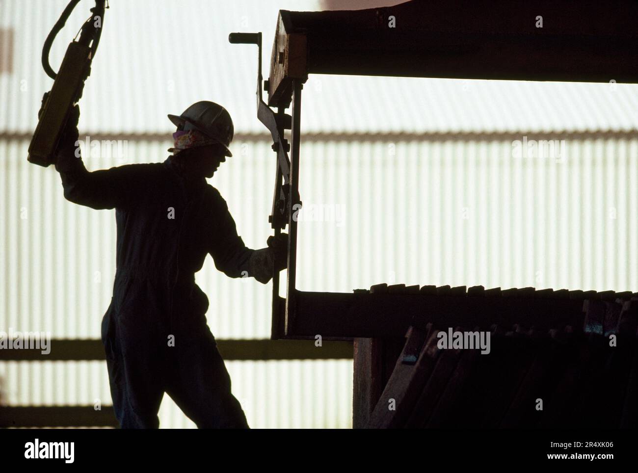 Lavoratore sagomato in un cantiere ferroviario industriale; Wyoming, Stati Uniti d'America Foto Stock