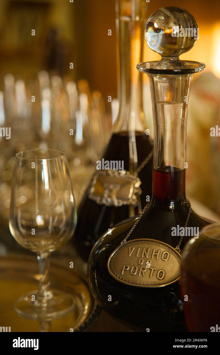 Due decanter di vino di porto e bicchieri; valle del fiume Douro, Portogallo Foto Stock