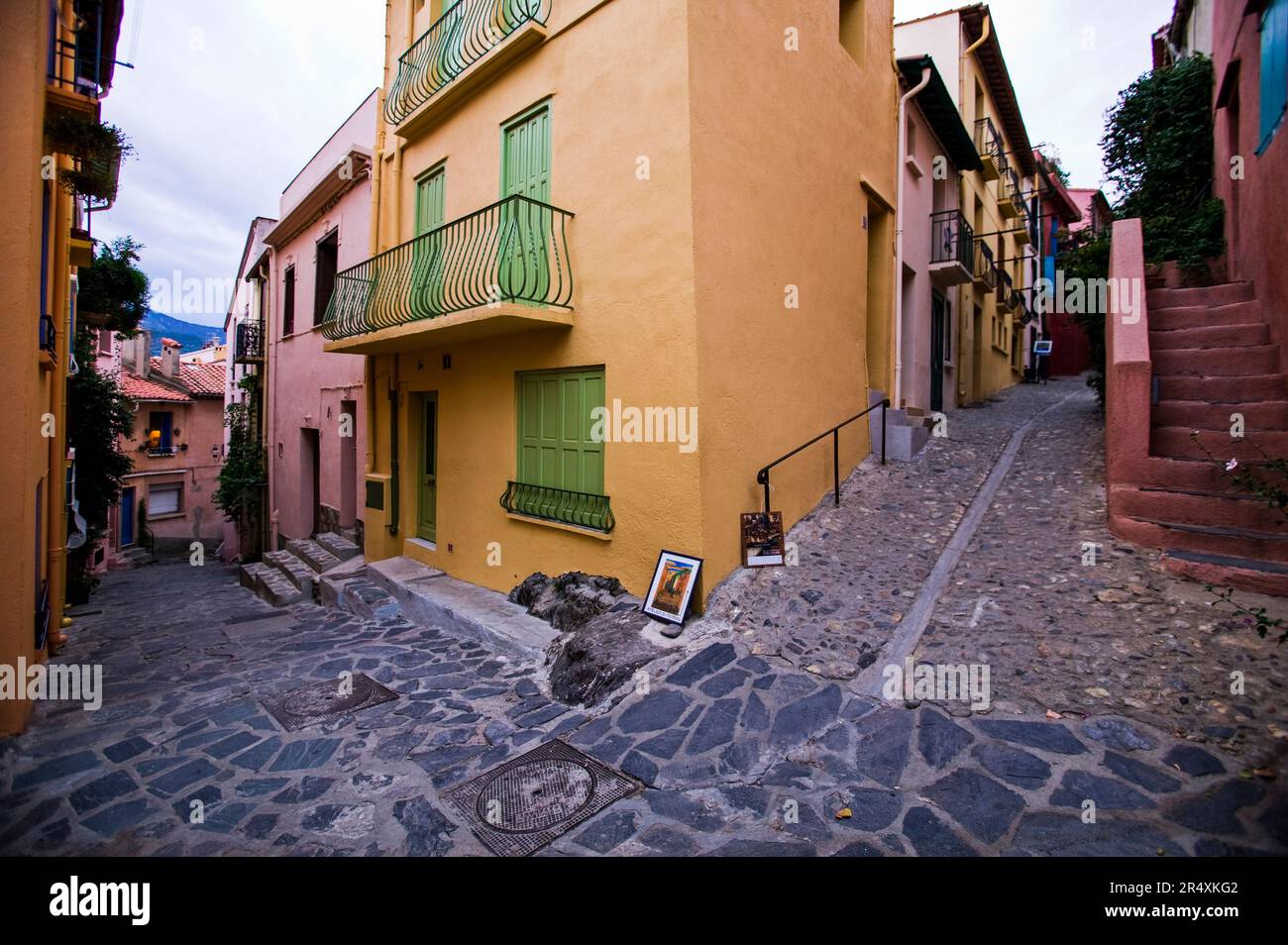 Strade ed edifici a Collioure.; Collioure, Pirenei orientali, Francia Foto Stock