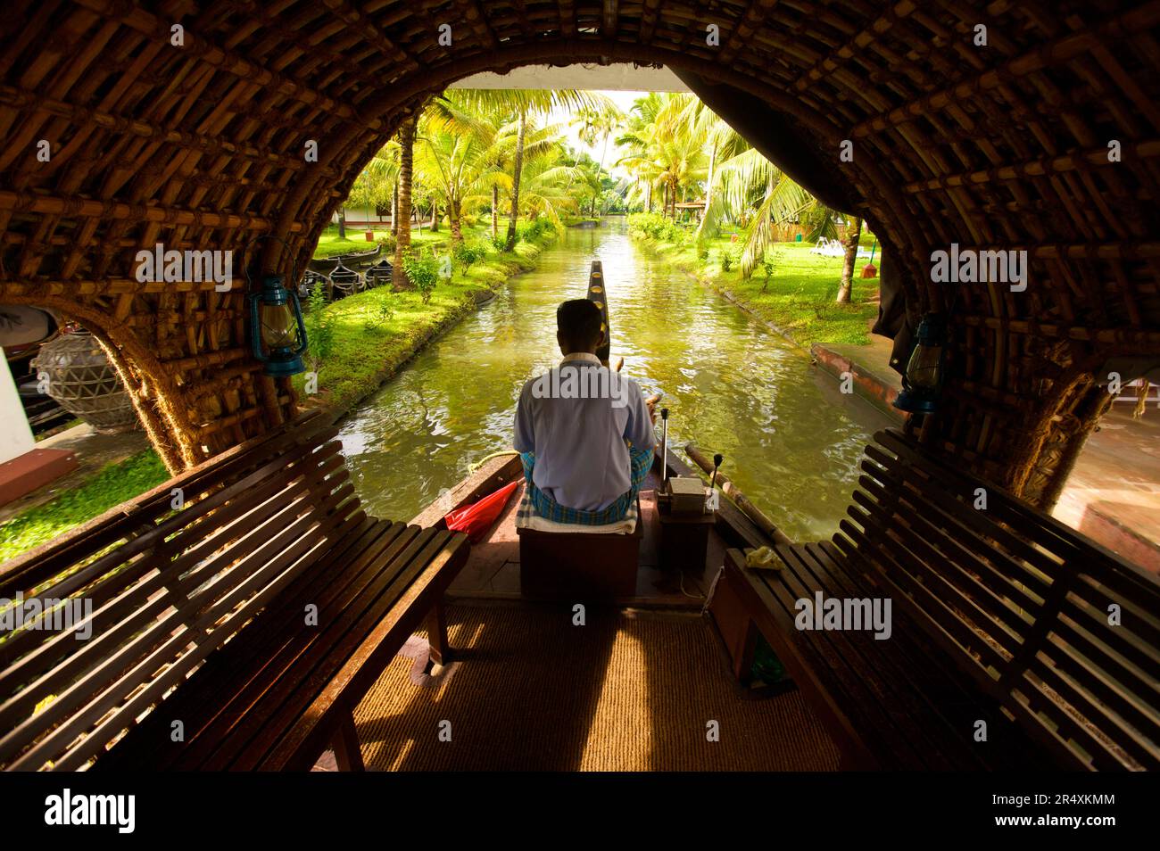 Tour in barca nelle backwaters del Kerala; stato del Kerala, India Foto Stock