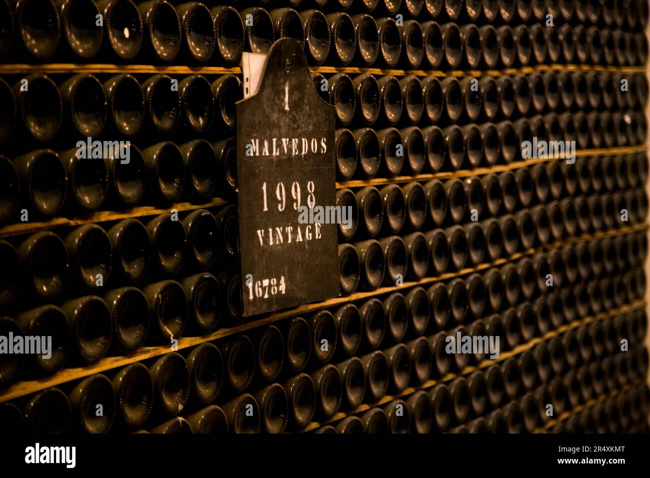 Bottiglie di vino Porto d'annata 1998 a Porto, Portogallo; Porto, Portogallo Foto Stock