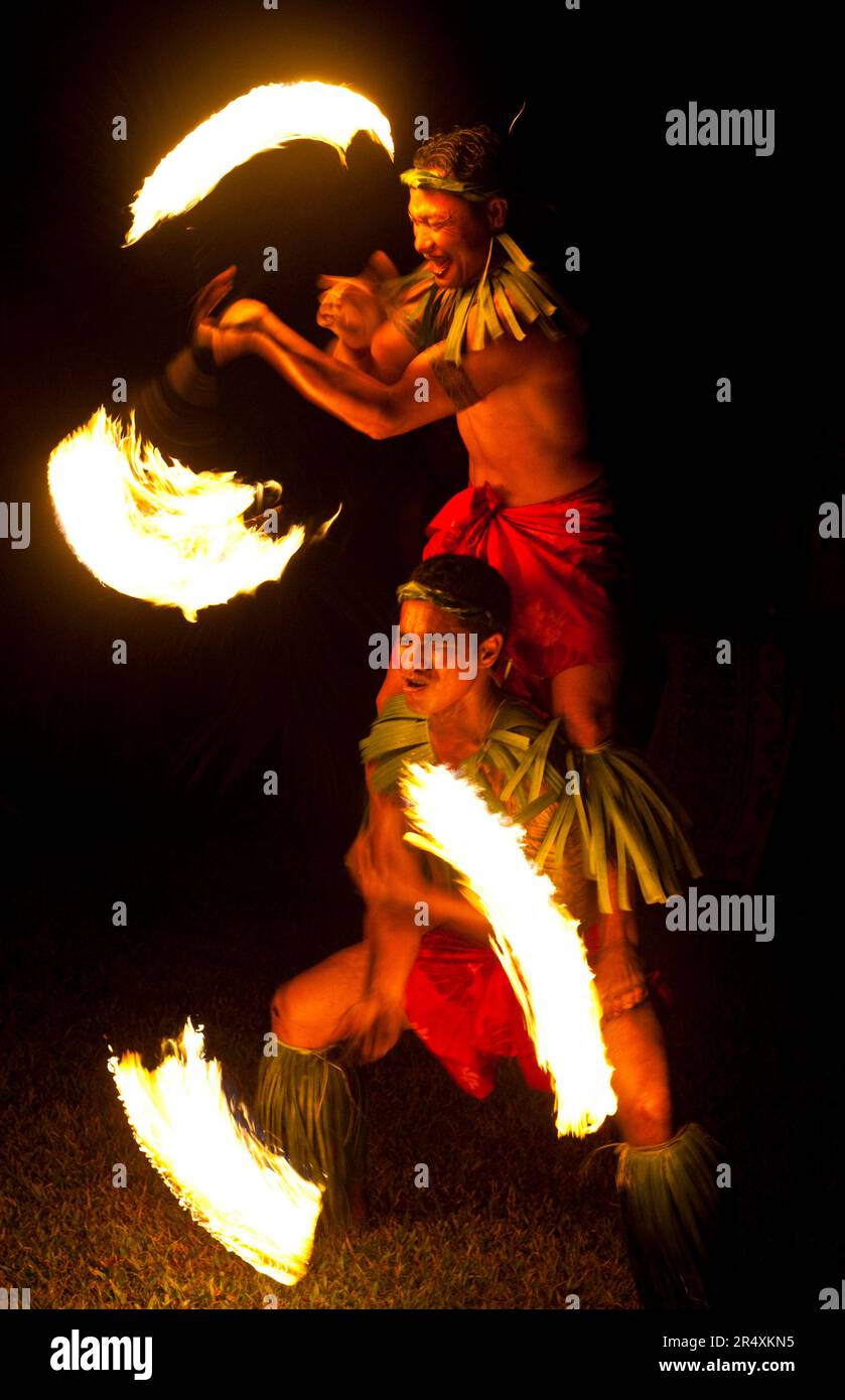 Tradizionalmente ballerini del fuoco rivestiti a Samoa; Samoa Foto Stock