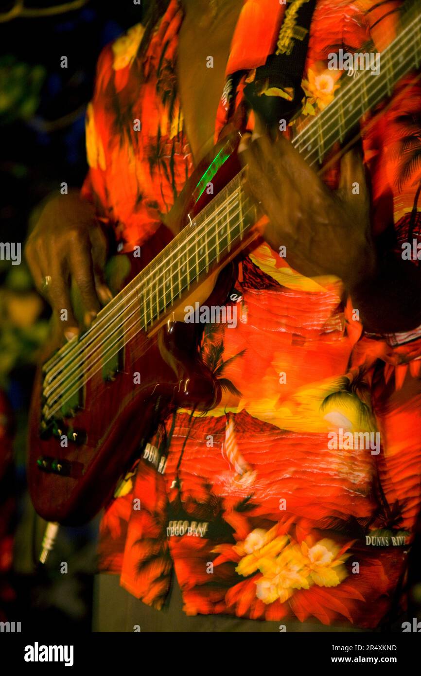 Chitarrista che suona una chitarra elettrica in un resort tropicale: Montego Bay, Giamaica, Indie occidentali Foto Stock