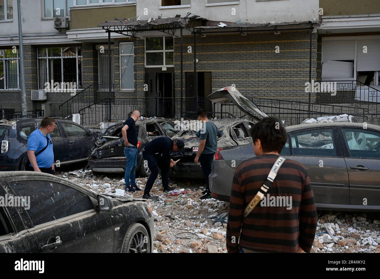 Kiev, Ucraina. 30th maggio, 2023. Le persone ispezionano le loro auto danneggiate a seguito di un attacco da parte di un drone iraniano Shahed dell'esercito russo. La Russia ha attaccato la capitale Ucraina con droni di sciopero iraniani. Questa è la terza conchiglie di Kyiv nelle ultime 24 ore. L'esercito ucraino ha distrutto 29 fuchi su 31 russi. (Foto di Sergei Chuzavkov/SOPA Images/Sipa USA) Credit: Sipa USA/Alamy Live News Foto Stock