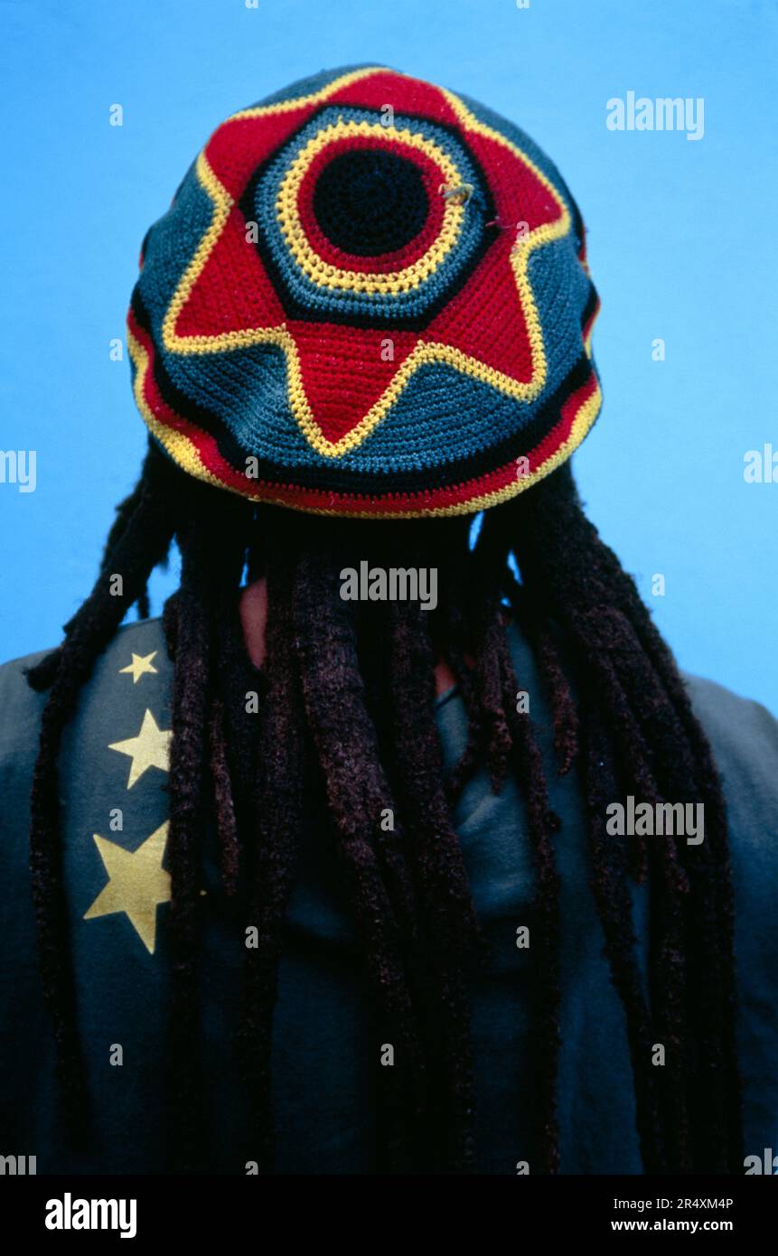 Guida turistica e rastafariano da una vista posteriore con un colorato cappello a maglia e lunghi dreadlocks; Sainte Baptiste, Commonwealth di Dominica Foto Stock