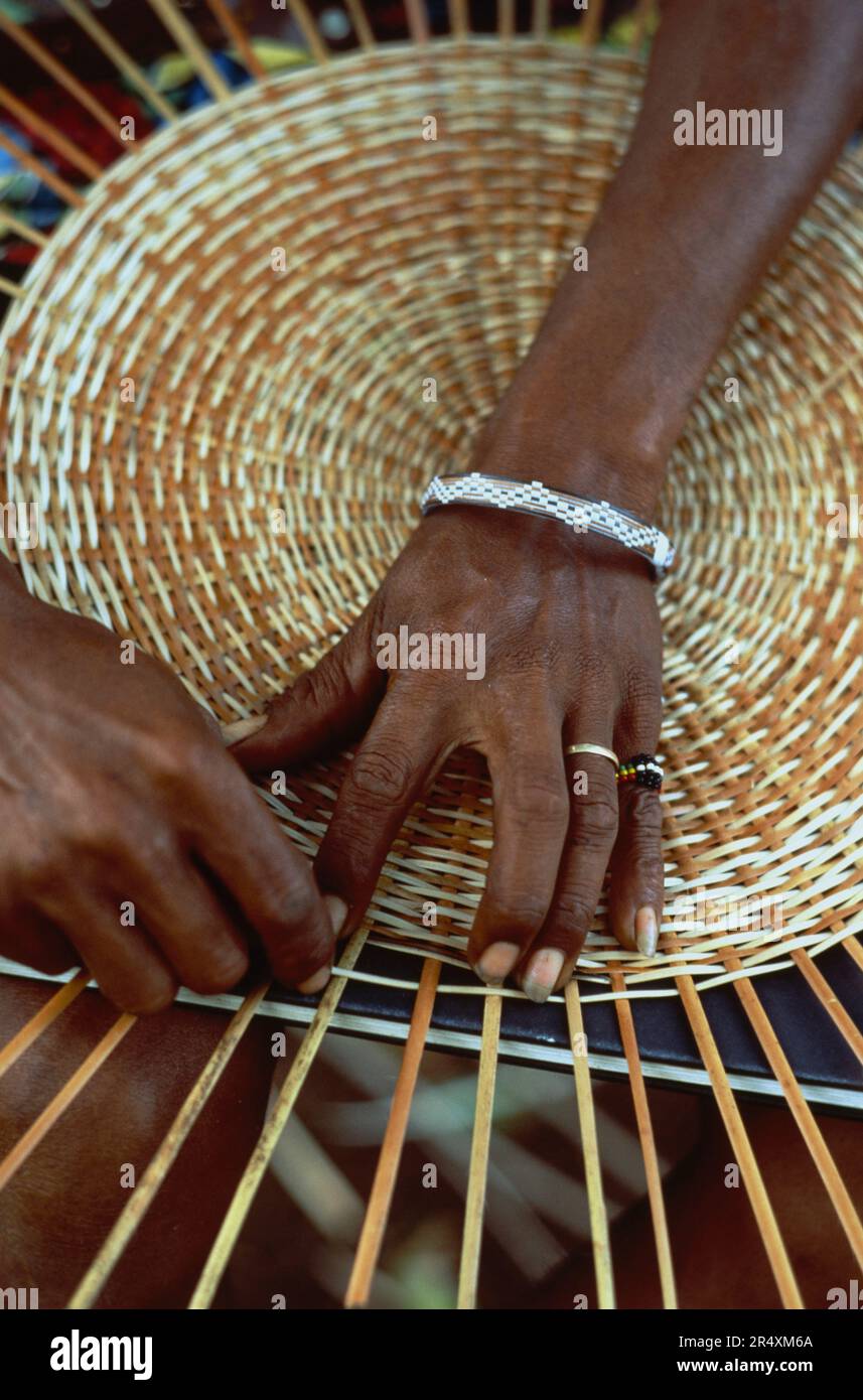 Primo piano delle mani di una donna che prepara un cesto; Carib Territorial Reserve, Commonwealth of Dominica Foto Stock