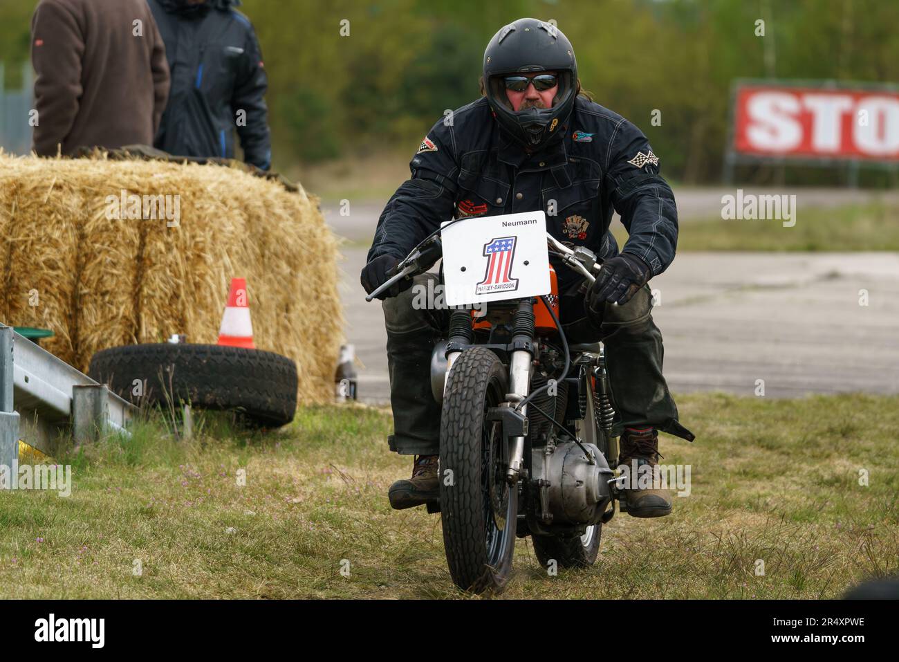 FINOWFURT, GERMANIA - 06 MAGGIO 2023: Motociclista in pista. Festival di gara 2023. Apertura stagionale. Foto Stock