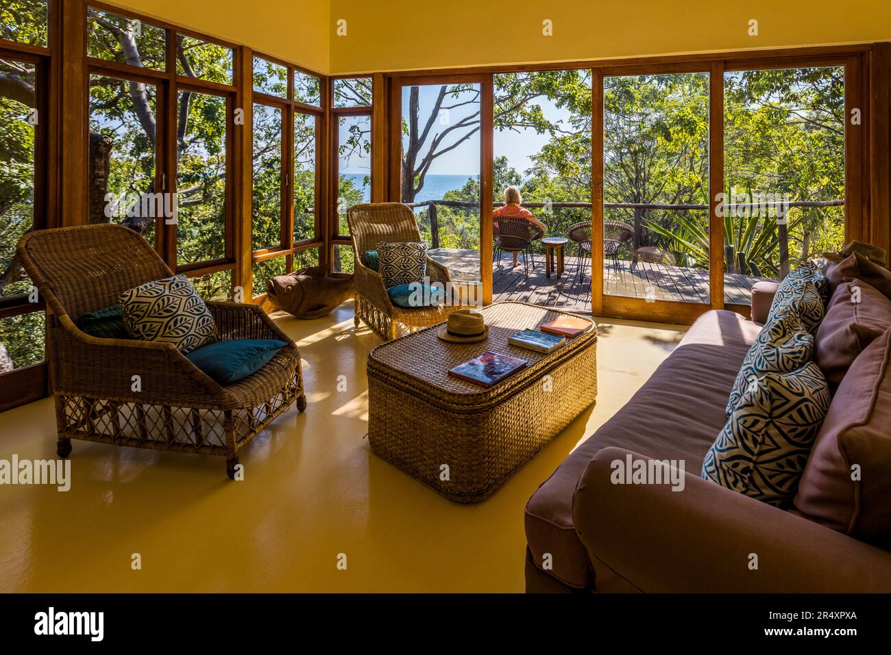 Soggiorno e terrazza di una villa indipendente a Pumulani Lodge, Robin Papa Safaris, sulle rive del Lago Malawi, Capo Maclear, nel Parco Nazionale del Lago Malawi. Kasankha, Malawi Foto Stock