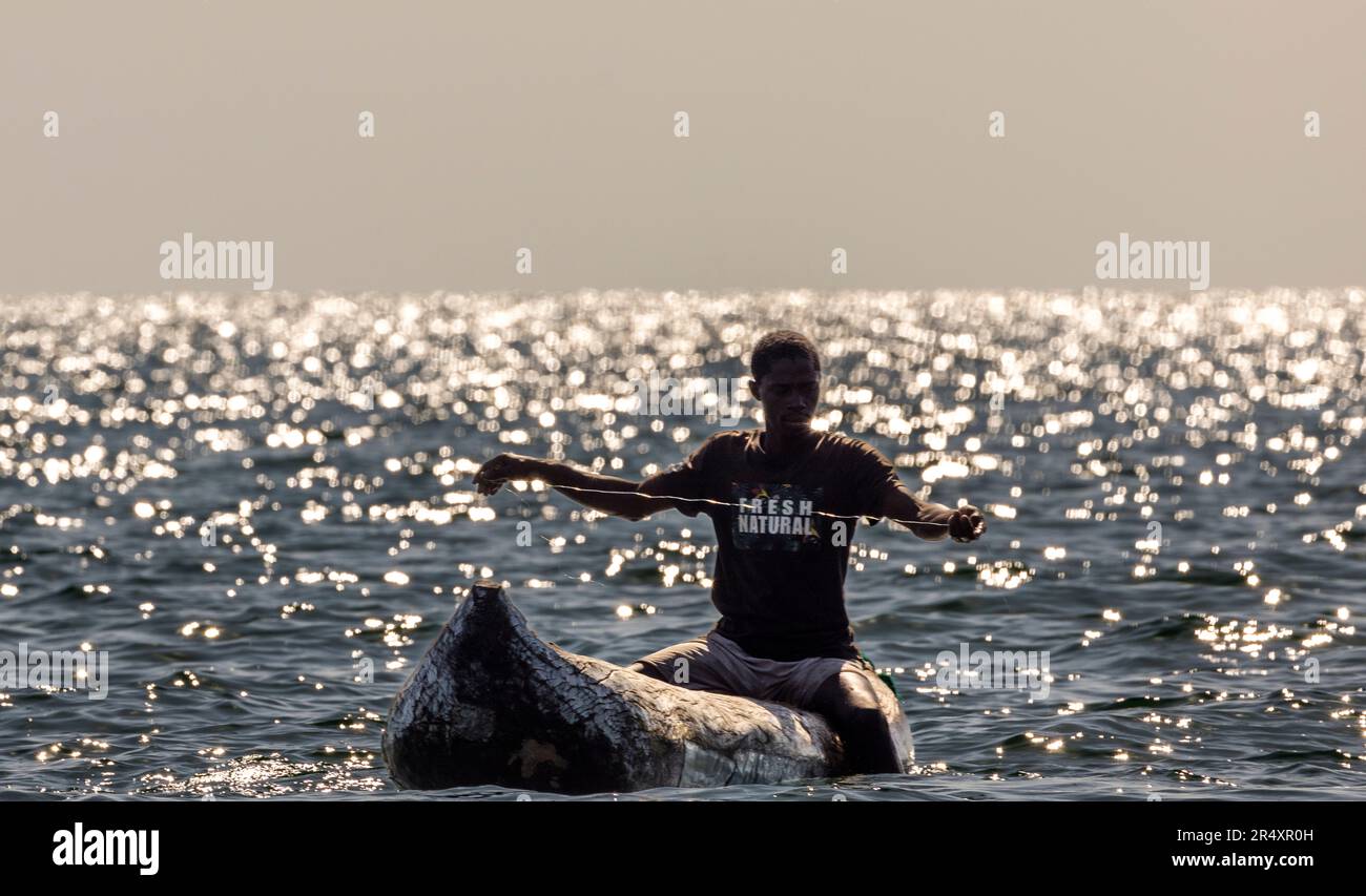 Pescatori in canoa sul lago Malawi vicino a Cape Maclear al tramonto Foto Stock