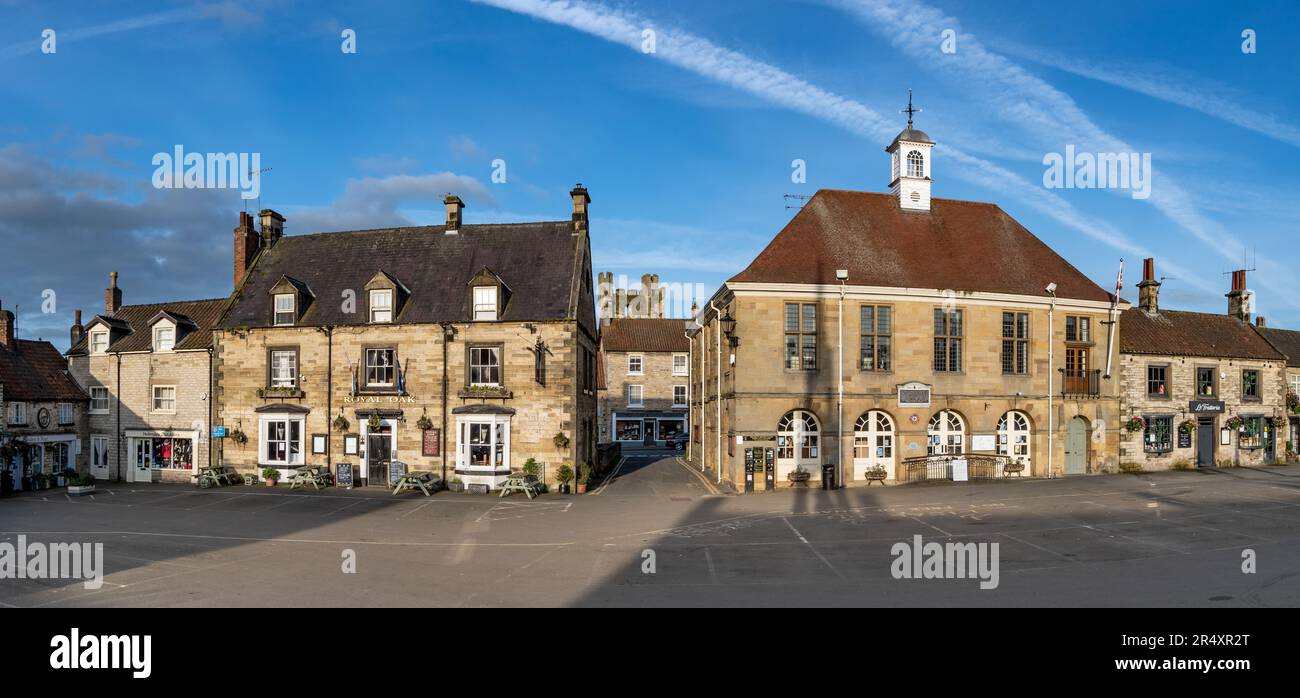 HELMSLEY, REGNO UNITO - 29 MAGGIO 2023. Panorama paesaggistico della piazza del mercato e del Municipio nella popolare destinazione turistica dello Yorkshire di Helmsley Foto Stock