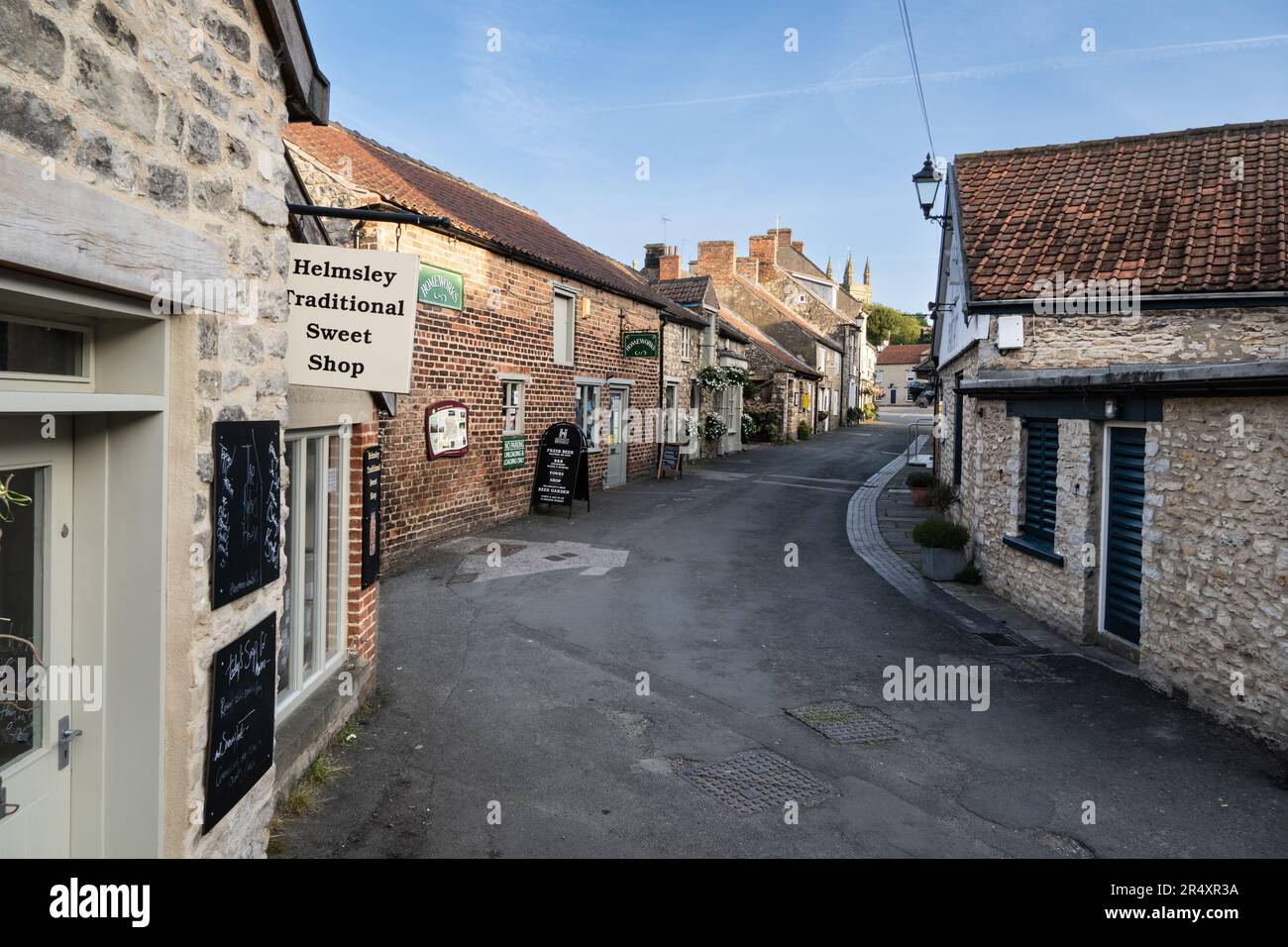 HELMSLEY, REGNO UNITO - 29 MAGGIO 2023. Piccoli negozi indipendenti nella popolare cittadina turistica di Helmsley nel North Yorkshire Foto Stock