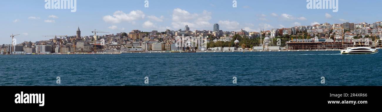 Una vista panoramica dei vecchi quartieri di Istanbul (Karakoy, Galata, ) dal Bosforo in una giornata di sole Foto Stock